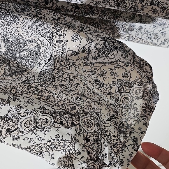 Rose & Olive Black And White Floral Print Women's Top. Size 3X. Covered Buttons. - Picture 4 of 9